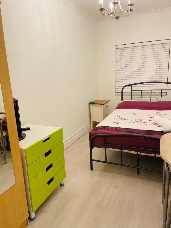 London Rooms With Free Parking 134 Edgware Bagian luar foto